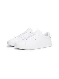 Adidași albi cu o textură netedă, bot rotund și talpă plată din cauciuc. Prezintă șireturi și o marcă minimă pe lateral și pe tocul pantofului.