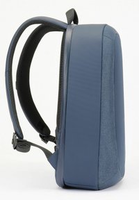 Zaino blu con un design elegante, realizzato in tessuto testurizzato e materiale liscio, dotato di spallacci imbottiti e forma sagomata.