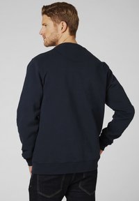 Námořnická mikina s kulatým výstřihem vyrobená z bavlněné směsi, má dlouhé rukávy, žebrované manžety a lem, hladkou texturu, jednoduchý design a prošitý výstřih.