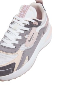 Lichte sneaker in grijs, roze en wit met mesh en suède materialen. Heeft veters, merkdecoratie en een gevoerde zool voor comfort.