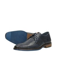 Donkerblauwe leren dresschoenen met textuur, lage profiel, ronde neus, vetersluiting en een contrasterende bruine houten hak.