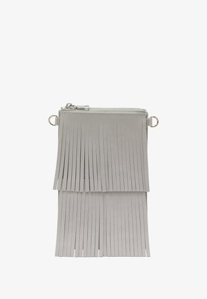 Grå læderpung med frynse-detaljer, sølv lynlås og ringbeslag på siden. Retangulær form med tekstureret overflade.