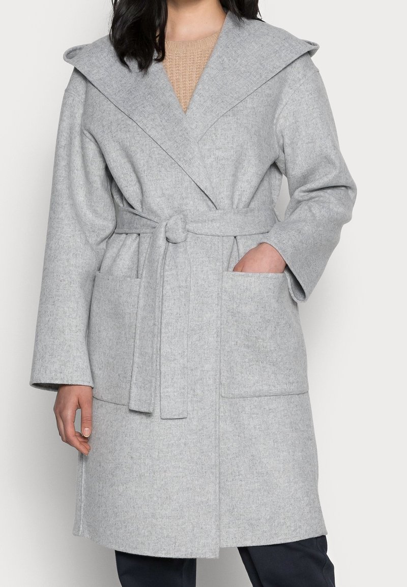 Szary płaszcz z mieszanki wełny z szerokim kołnierzem, paskiem w talii i dwoma przednimi kieszeniami. Gładka tekstura i długość do kolan.