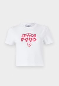 SPACE FOOD CROPPED - Printtipaita - white