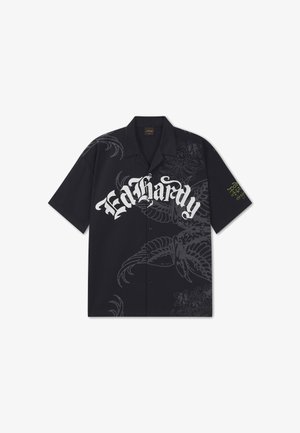 Musta lyhythihainen nappipaita, jossa valkoinen "Ed Hardy" -kirjain ja tummanharmaat kukka- ja lohikäärmekuvioinnit sekä pieni vihreä teksti oikeassa hihassa.