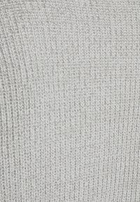 Tessuto lavorato a maglia grigio chiaro con una texture a costine, che presenta un pattern uniforme su tutta la superficie, adatto per abbigliamento o accessori.