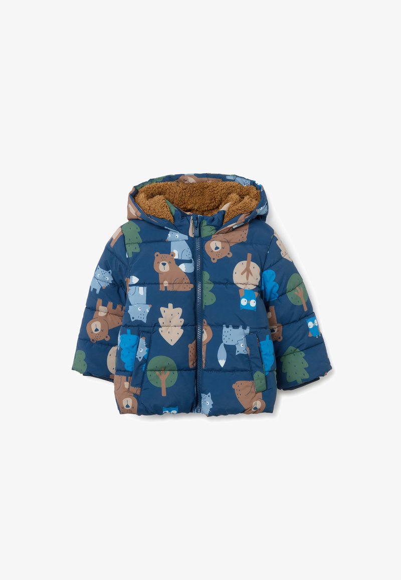 Chaqueta acolchada para niños en azul oscuro con un patrón de animales del bosque. Capucha forrada con piel sintética color beige, cierre con cremallera en el frente y dos bolsillos laterales.