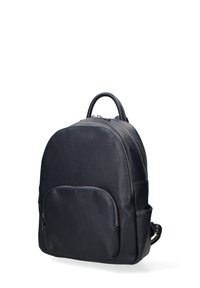 Zaino in pelle blu navy con finitura testurizzata, forma arrotondata, doppie cerniere, tasca frontale e manico superiore per un facile trasporto.