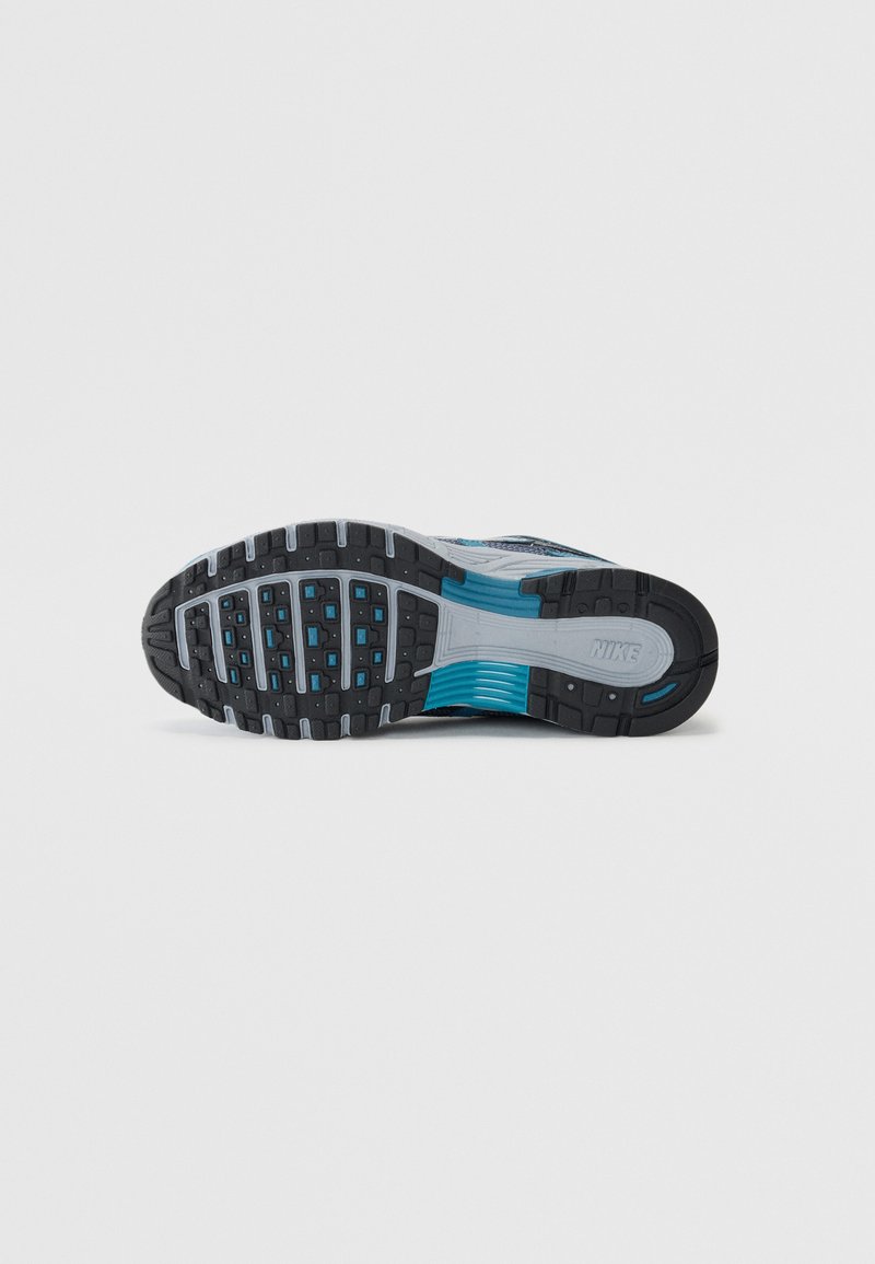 Nike-Sneaker-Sohle mit einer schwarzen Gummibasis und blauen Akzenten, strukturierten Mustern für besseren Halt und einem glatten Zwischensohlen-Design in Grau.