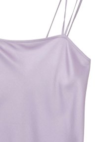 Camisole in satin lavanda con spalline sottili regolabili, morbida al tatto e dal design ampio con dettagli delle cuciture minimi.