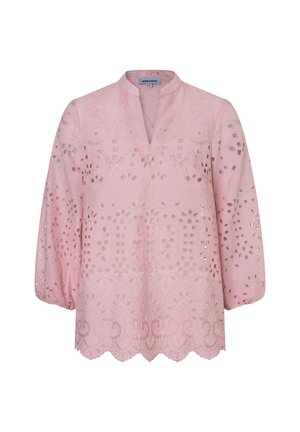 Hellrosa Bluse mit Lochstickerei, Dreiviertel-Puffärmeln, gezacktem Saum und kleinem V-Ausschnitt mit Mandarin-Kragen.