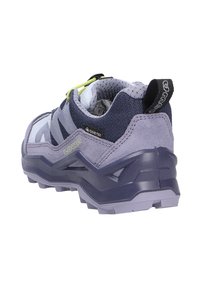 Scarpa da escursione GORE-TEX; tessuto blu navy con accenti grigi, suola in gomma e colletto imbottito; presenta una linguetta sul tallone e lacci luminosi.