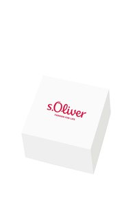Caja blanca de la marca s.Oliver con un acabado suave, que presenta un destacado logotipo rojo y el texto "FASHION FOR LIFE" en una fuente cursiva.