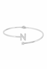 Bracciale d'argento con una forma liscia e rotonda. Presenta una "N" tempestata di diamanti e un singolo brillante chiaro su un'estremità.