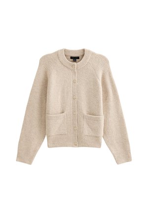 Cárdigan de punto beige con escote redondo, botones frontales, dos bolsillos y puños acanalados. Textura suave con un diseño de corte relajado.