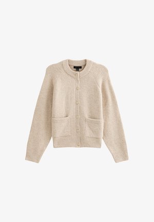 Cárdigan de punto beige con escote redondo, botones frontales, dos bolsillos y puños acanalados. Textura suave con un diseño de corte relajado.