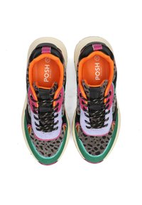 Zapatillas coloridas con una mezcla de materiales que incluyen pelo, malla y cuero. Presentan un estampado de leopardo, acentos vibrantes y suelas gruesas.