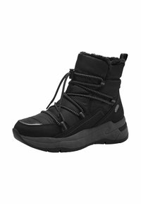 Bottes de cheville noires isolées avec un tissu texturé, des accents synthétiques, une semelle épaisse et des lacets contrastés. Elles présentent un col doux semblable à de la fourrure.