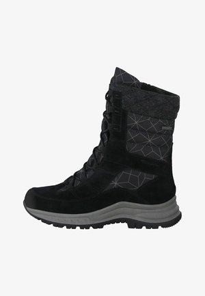 Zwarte winterboot met een bovenwerk van gestructureerd suede en nylon, geometrische patronen, vetersluiting en een grijze rubberen zool voor grip.