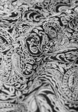 Zwart-witte stof met een patroon van intricate paisley ontwerpen. Soepele textuur met wisselende tinten die diepte en detail creëren.