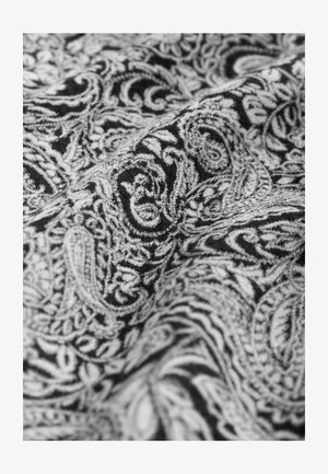 Mustvalge mustriga kangas, kus on keerulised paisley-mustrid. Sile tekstuur erinevate tooni ja varjunditega, mis loovad sügavust ja detaile.