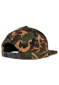 Álcázott baseball sapka zöld, barna és bézs színek keverékével. Puha anyagból készült, ívelt karimával és állítható snapback zárással.