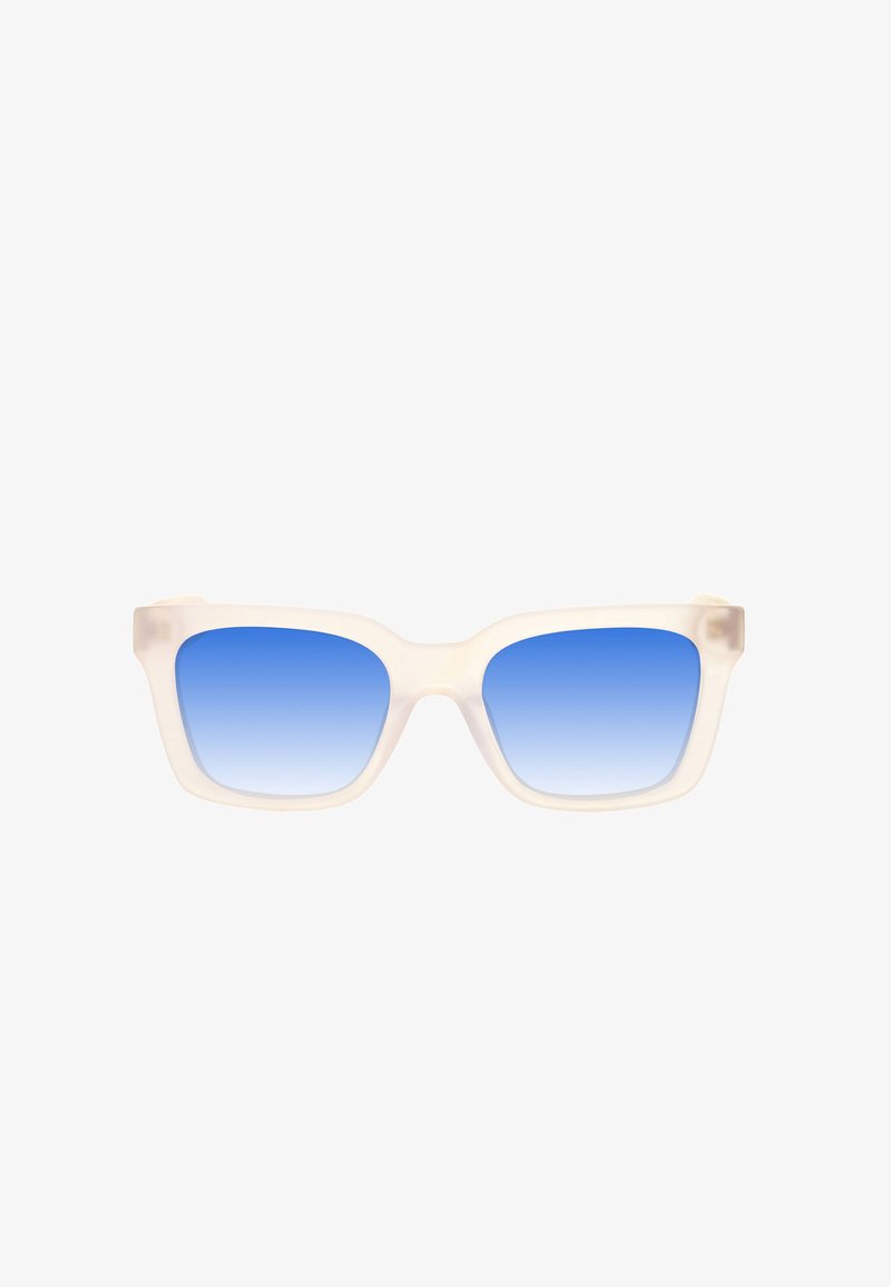 Occhiali da sole bianchi traslucidi con lenti blu sfumate. Forma quadrata, montatura spessa e superficie liscia. Nessun logo visibile o dettagli in metallo.