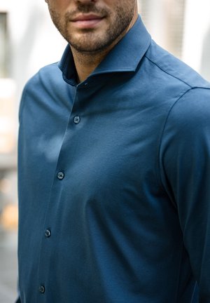 Donkerblauw overhemd met knopen, met een gladde textuur, gestructureerde kraag en bijpassende knopen, met eenslank ontwerp zonder patronen.