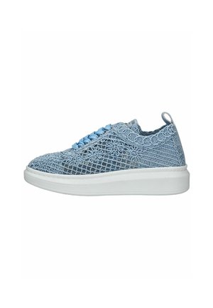 Baskets bleu clair avec un dessus texturé en forme de lacets, semelle blanche et lacets bleus. Présentent un bout arrondi et une boucle au talon.