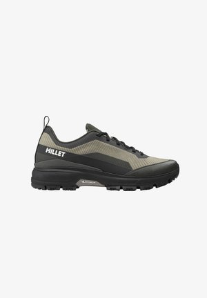 Chaussure de trail noire et vert olive avec une tige texturée, un embout renforcé et une semelle en caoutchouc adhérente avec branding Michelin.