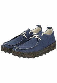 Scarpe in tela navy con orlo sfilacciato, lacci crema e suola in sughero testurizzato. Presentano un design della suola a zigzag per una maggiore aderenza.