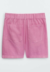 Shorts en lin rose avec taille élastique et deux poches plaquées à l'arrière, étalés à plat sur un fond blanc.
