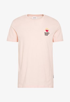 T-shirt in cotone rosa chiaro con maniche corte, scollo rotondo e un piccolo logo nero e rosso con fiamme sulla parte sinistra del petto.