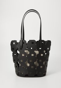 Bolso tote negro con un diseño recortado hecho de material flexible, con asas de cuero y un interior beige en contraste.