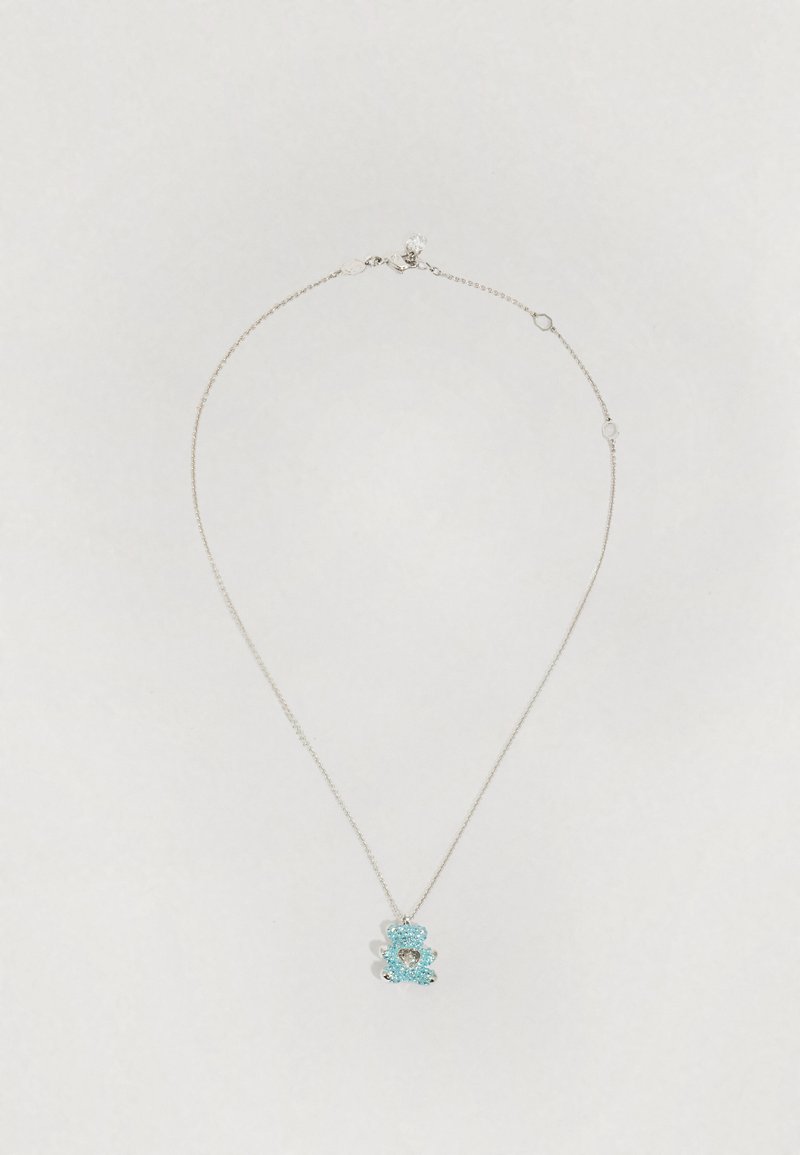 Silberne Kettenhalskette mit einem Bärenanhänger, der mit Türkis- und Glitzerelementen verziert ist, komplettiert durch ein herzförmiges Mittelstück.