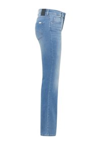 Vaqueros de denim azul claro con un ajuste slim, cintura de altura media, un desvanecimiento sutil y un bolsillo trasero con un detalle de costura curva.