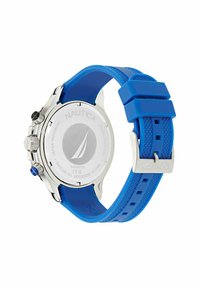 Reloj Nautica con fondo de acero inoxidable, correa de silicona texturizada azul, dos botones de presión y corona que muestra los detalles de la marca.