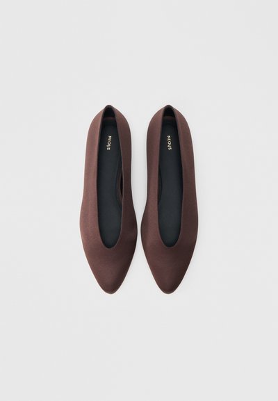 Rjavi ravni čevlji z ostrim sprednjim delom, gladkim zgornjim delom iz tkanine in enostavnim, elegantnim dizajnom. Notranjost ima črno podlogo.