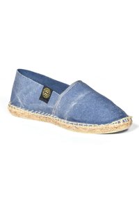 Espadrille en denim avec un bout arrondi, en tissu bleu doux, et une semelle en corde de jute. Avec une petite étiquette noire portant un logo sur le côté.