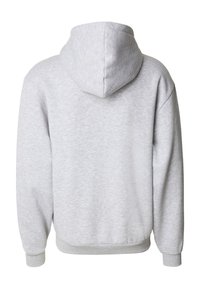 Šedá mikina s kapucňou, ktorá má predné vrecko, rebrované manžety a nastaviteľnú šnúrku na kapucni, vyrobená z mäkkej, textúrovanej tkaniny.