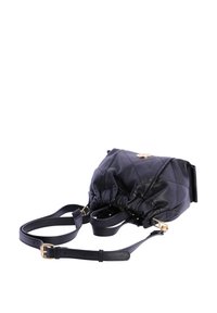 Bolso de mano de piel negra con un diseño acolchado, cierre mediante cordón, herrajes en tono dorado y asa desmontable. Textura suave y forma estructurada.