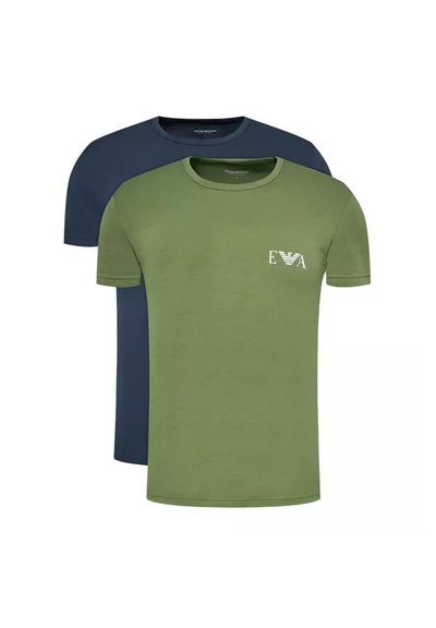 Kaksi crew neck -t-paitaa, yksi oliivinvihreä pieni valkoisella logolla ja yksi tummansininen. Molemmat ovat lyhythihaisia ja valmistettu pehmeästä kankaasta.