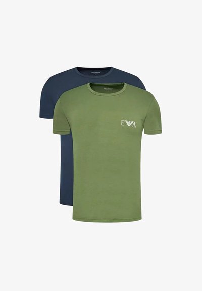 Kaksi crew neck -t-paitaa, yksi oliivinvihreä pieni valkoisella logolla ja yksi tummansininen. Molemmat ovat lyhythihaisia ja valmistettu pehmeästä kankaasta.