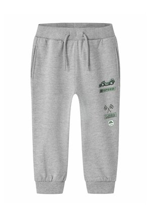 Pantalon de survêtement pour enfants gris clair avec taille et poignets élastiques, décoré d'une voiture de course verte, de drapeaux à damiers et de texte lié à la vitesse sur la jambe droite.