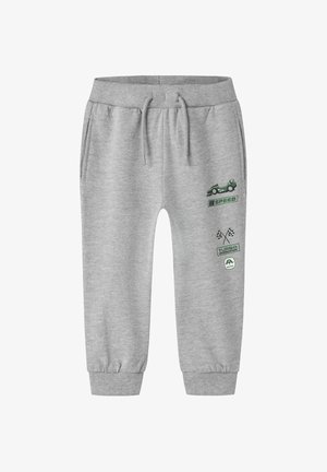 Pantalon de survêtement pour enfants gris clair avec taille et poignets élastiques, décoré d'une voiture de course verte, de drapeaux à damiers et de texte lié à la vitesse sur la jambe droite.