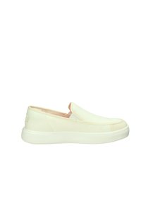 Slip-On-Schuhe, leichtes Material, cremefarbig, leicht erhobene Gummisohle mit strukturiertem Muster, minimale Nähte, elastische Seitenelemente.