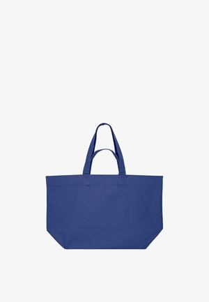 Grote donderblauwe stoffen draagtas met twee sets handvatten, op een witte achtergrond.