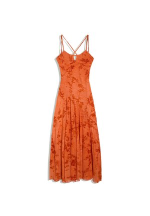 Oranje mouwloze maxi-jurk met dunne gekruiste bandjes, een kleine uitsnede aan de voorkant en een subtiel bloemenpatroon op vloeiende stof.