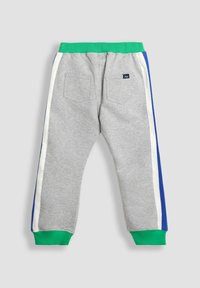 Graue Sweatpants mit grünem Rippbund, blauen und weißen Seitenstreifen und zwei Gesäßtaschen. Hergestellt aus weichem Stoff, der für Komfort sorgt.