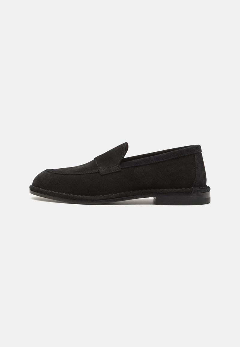 Mustadust mustad loafers siledise viimistlusega, mis on varustatud libiseva disainiga ning kontrastsete õmblustega ääres. Lame kummitald.